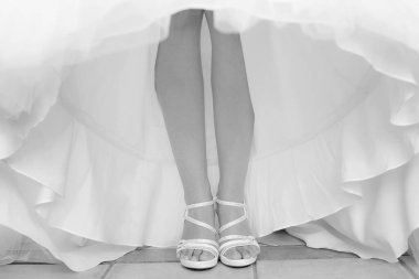 Güzel genç bir gelinin bacakları. 