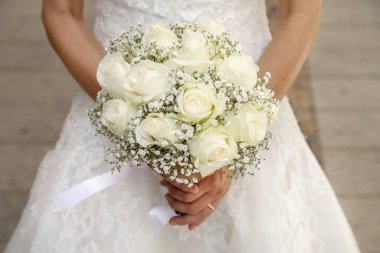 Gelin düğün buketi tutuyor. 