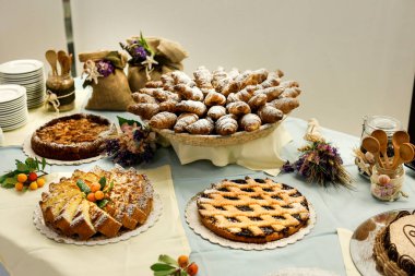 Ev resepsiyonundaki masada lezzetli pastalar var. 