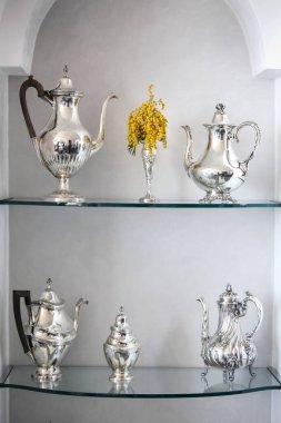 Cam rafta antika çaydanlıklar 