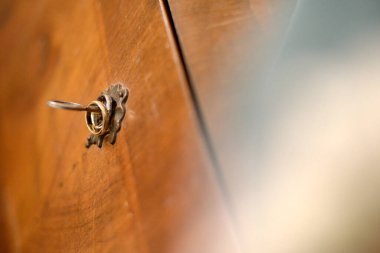 Alyansların ve metal kilidin kapısında kapı kolu var. 