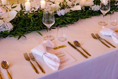 Çiçekli düğün masası. 