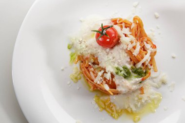 Peynirli ve domatesli lezzetli İtalyan makarnası. 