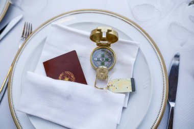 Düğün günü pusula ve pasaport ile lüks masa ayarları.. 