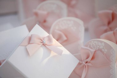 Zarif ve şenlikli düğün dekoru, yakın çekim    