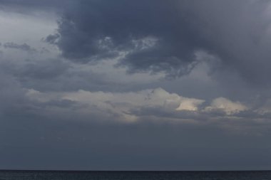 Bulutlu bir günde denizin üzerinde güzel bulutlar 