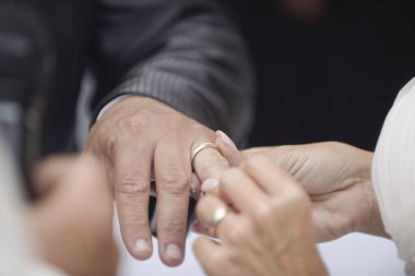 Gelin Damat parmağında yüzük koyarak