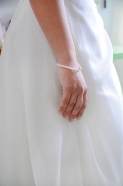 Güzel gelinlik giymiş gelinin yakın çekimi. 