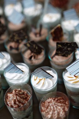 Açık büfe masasında farklı tatlı türleri 
