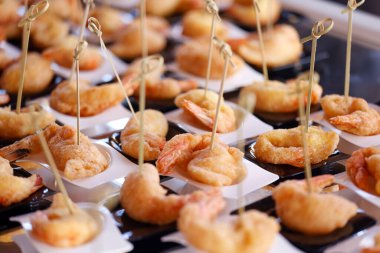 Düğün için açık büfe yemek servisi.  