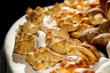 Taze pişmiş çörekler masada 