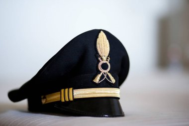 Askeri şapkanın kapağını kapat.