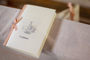 Bir masanın üstündeki düğün kağıdını kapat.