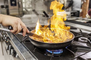 Şef mutfakta lezzetli ve sağlıklı bir yemek hazırlıyor. 