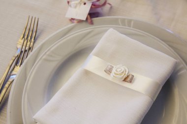 Düğün için dekore edilmiş bir masa. 