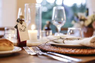 Bir restoranda düğün masası. 