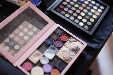 Bir kutudaki göz farlarını kapat