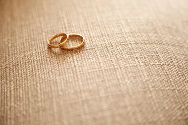 Kumaşta altın bir yüzük 