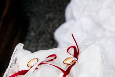 Beyaz yastıklı alyanslar. 