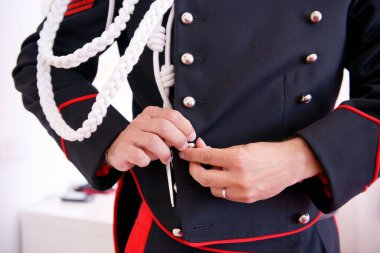 Üniforma ilikleme, orta bölüm.