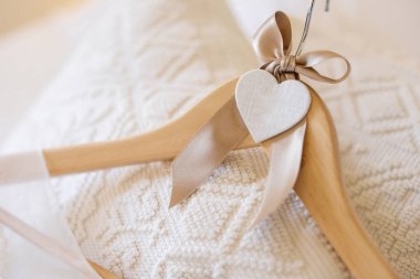 Beyaz örgü kumaş ve kalp şeklinde bej bir battaniye.. 