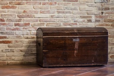 Yerde eski bir bavul var. 