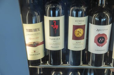 Cam şarap şişelerinin yakın plan görüntüsü 