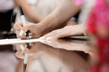 Gelin evlilik belgesi ya da evlilik sözleşmesi imzalıyor