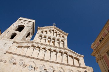 Güneşli bir günde eski güzel kilisenin alçak açılı manzarası