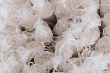 Zarif ve şenlikli düğün dekoru, yakın çekim    