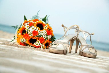 Bir buket çiçek, ayakkabı ve aksesuar. 