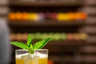 Nane ve limon kokteyli 