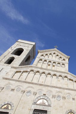 Güzel eski kilisenin alçak açılı görüntüsü gökyüzüne karşı   