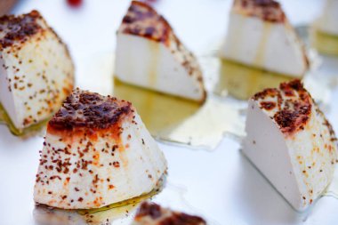 Bal ve ceviz ile peynir 