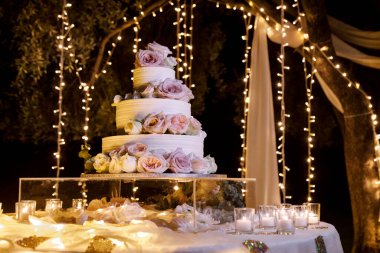 Bir düğün töreninde çok güzel düğün süsleri. 