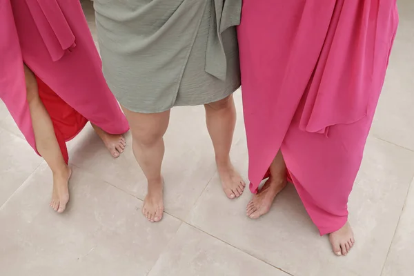 Sección Baja Mujeres Descalzas Vestidos Grises Rosados —  Fotos de Stock