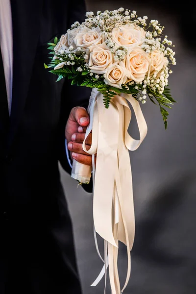 Beau Bouquet Mariage Roses Blanches Dans Les Mains Marié — Photo