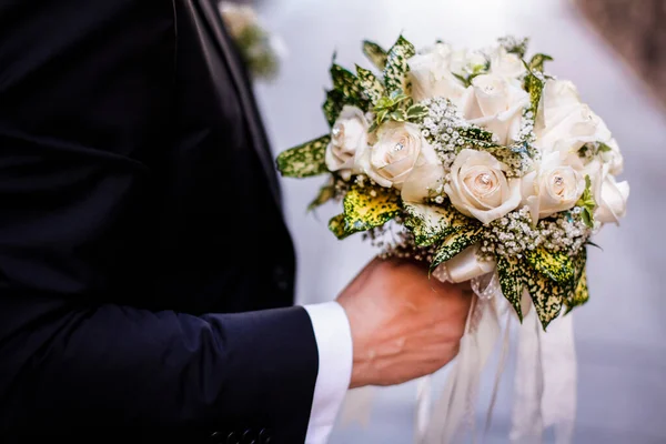 Свадебный Букет Руках Жениха — стоковое фото