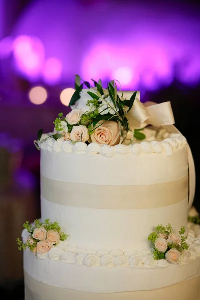 Güllü Desenli Düğün Pastası — Stok fotoğraf