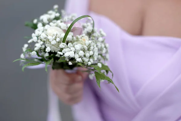 Σαφής Σύνθεση Λουλουδιών Στο Χέρι Της Νύφης — Φωτογραφία Αρχείου