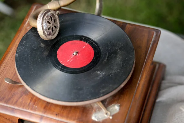 旧留声机上的古董唱片 — 图库照片