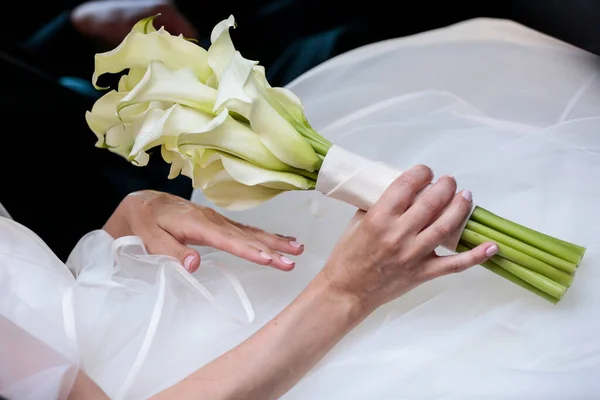 Bouquet Calla Lilies Held Bride Hand — Stock Photo, Image