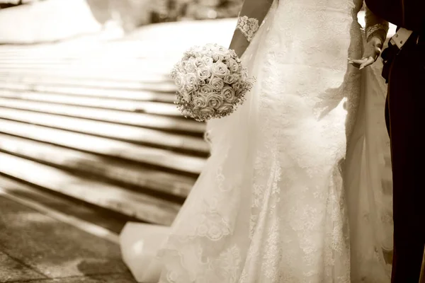 Nevěsta Ženich Drží Svatební Kytice — Stock fotografie
