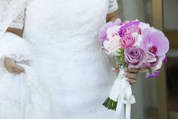 Fliederstrauß Der Hand Einer Braut — Stockfoto