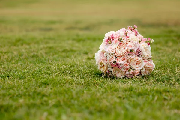 Beau Bouquet Nuptial Reposant Dans Cadre Extérieur — Photo