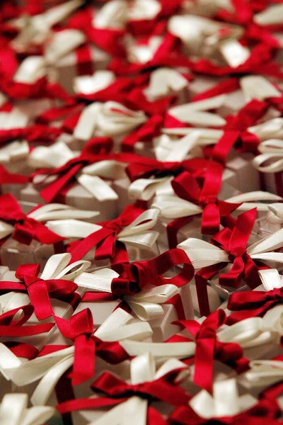 Подарочные Коробки Красными Белыми Лентами — стоковое фото