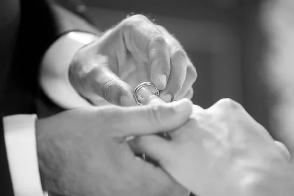 夫婦間の結婚指輪交換の白黒写真 — ストック写真