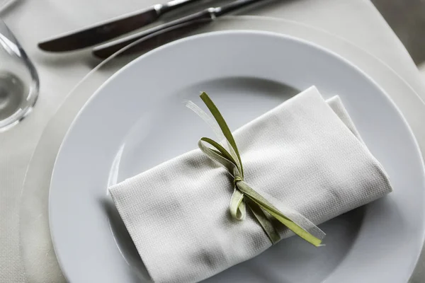 Λεπτομέρεια Πιάτου Μαντήλι Τυλιγμένο Πράσινη Κορδέλα — Φωτογραφία Αρχείου