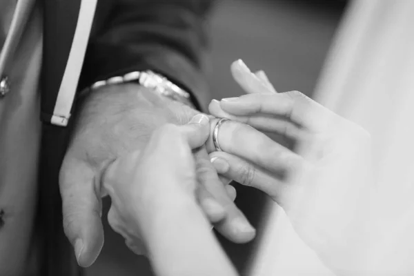 Menyasszony Jegygyűrűt Tett Vőlegény Kezére — Stock Fotó