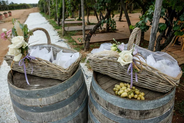 ブドウ畑の近くのワイン樽 — ストック写真